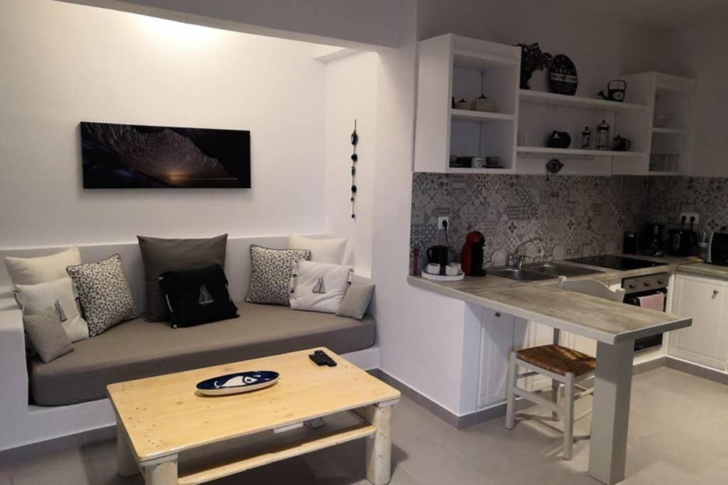 Mariannas House Apartment เนาซา ภายนอก รูปภาพ